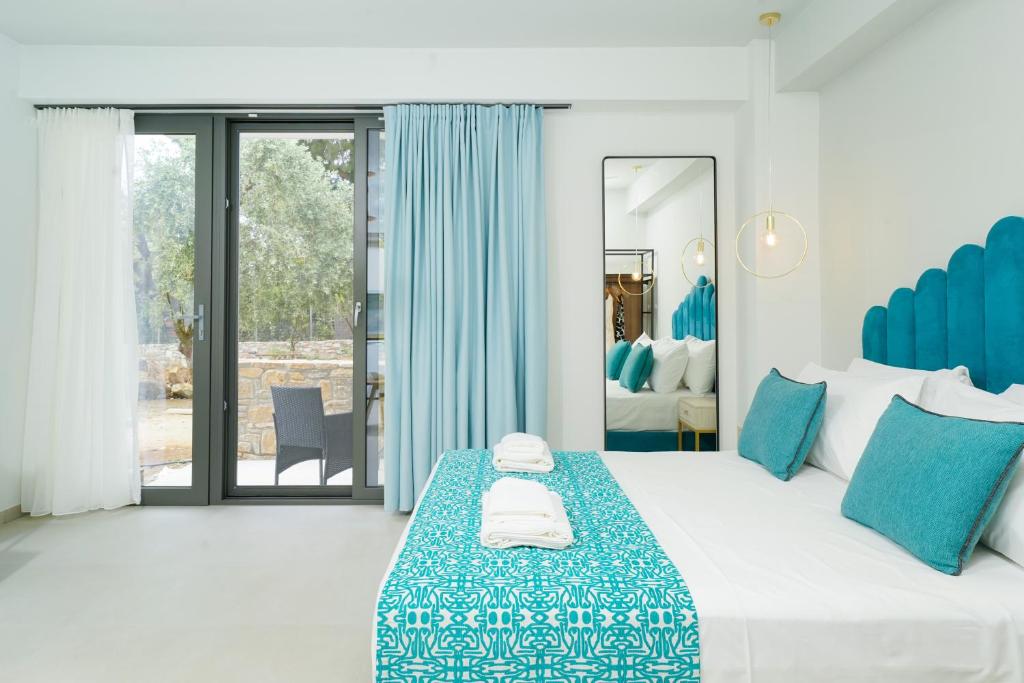 Postel nebo postele na pokoji v ubytování Miracle Suites by Klisma beach