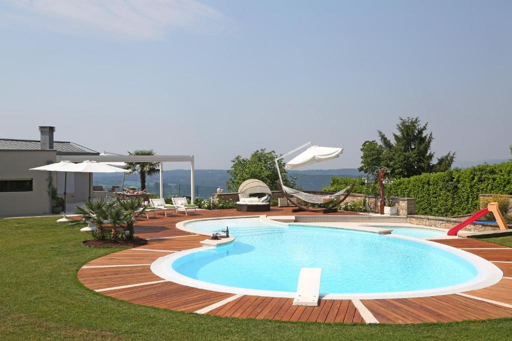 Basen w obiekcie Villa Luna Stunning Modern Villa Shared Infinity Pool, Big garden, Fantastic lake view,AC, lub w pobliżu