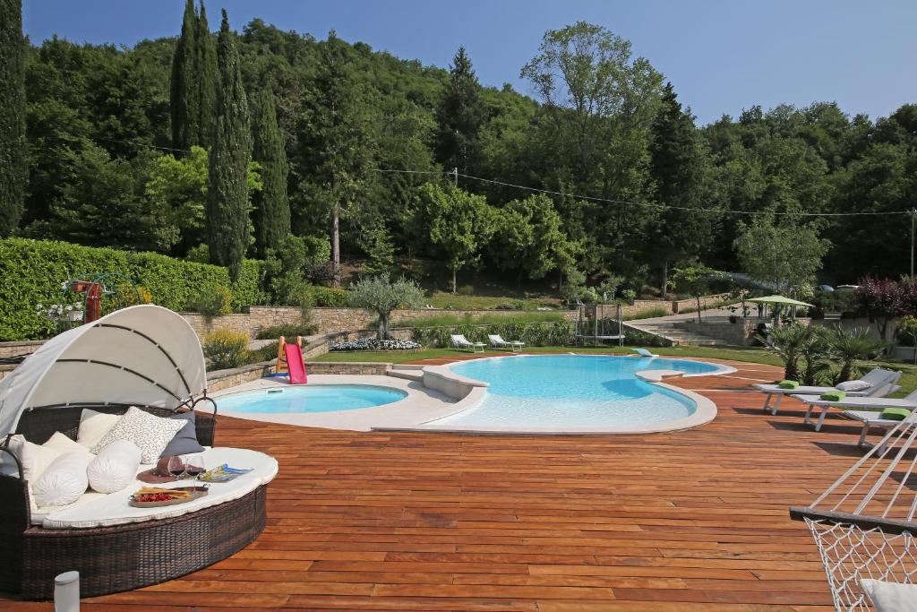 Basen w obiekcie Villa Luna Stunning Modern Villa Shared Infinity Pool, Big garden, Fantastic lake view,AC, lub w pobliżu
