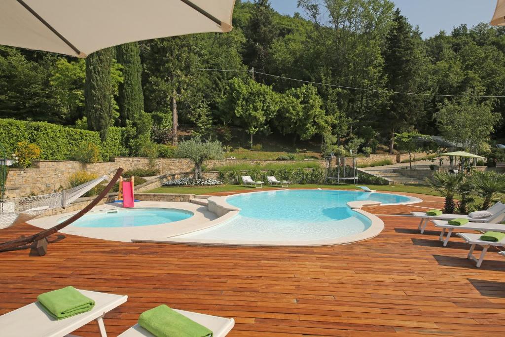 Basen w obiekcie Villa Luna Stunning Modern Villa Shared Infinity Pool, Big garden, Fantastic lake view,AC, lub w pobliżu