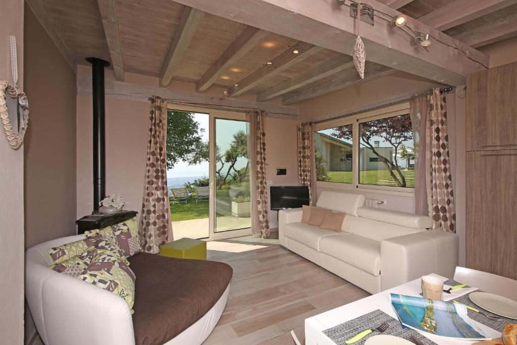 Część wypoczynkowa w obiekcie Villa Luna Stunning Modern Villa Shared Infinity Pool, Big garden, Fantastic lake view,AC,