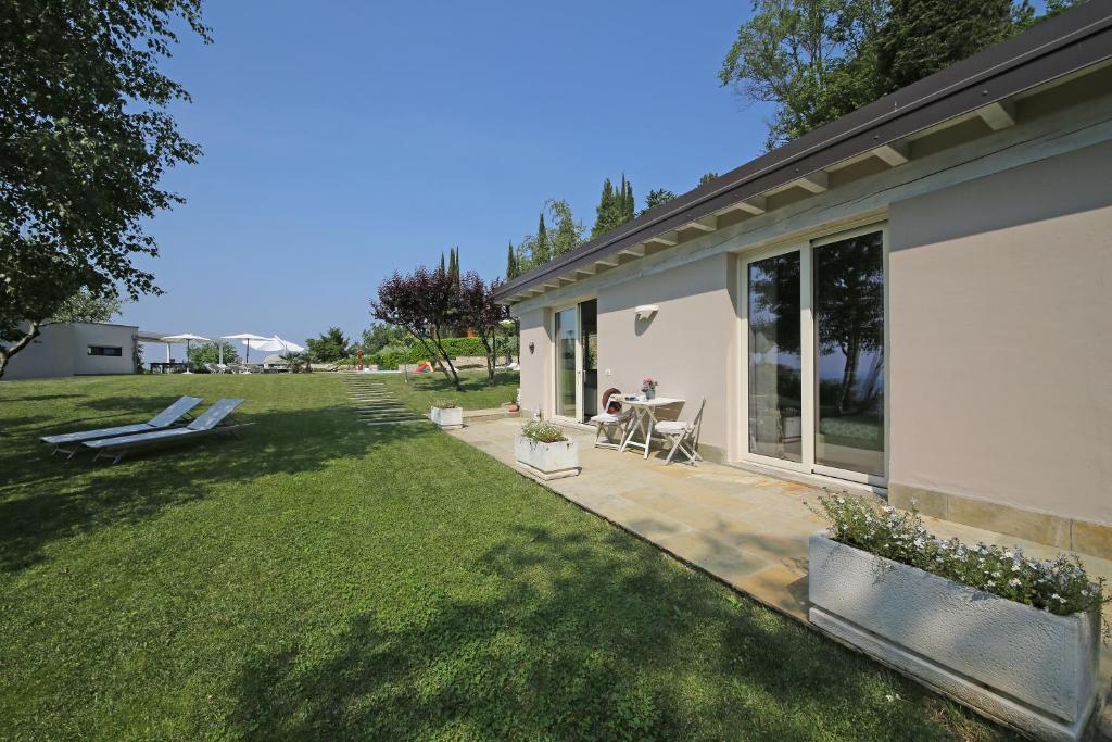Ogród w obiekcie Villa Luna Stunning Modern Villa Shared Infinity Pool, Big garden, Fantastic lake view,AC,