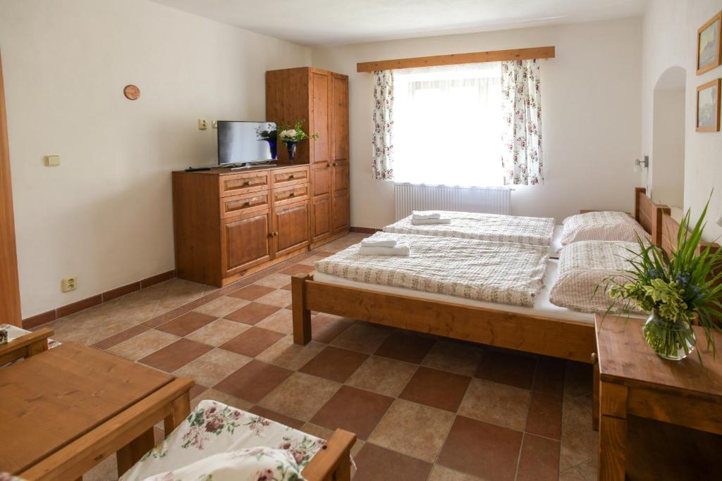 Postel nebo postele na pokoji v ubytování Hezká chalupa