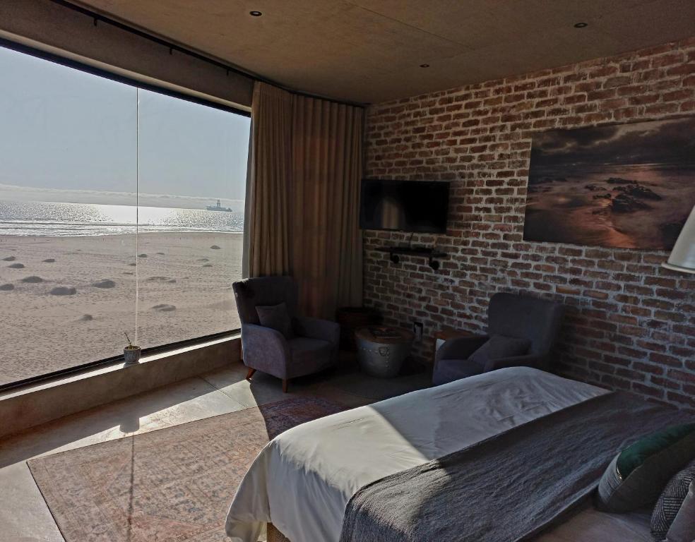 Giường trong phòng chung tại Dolphin Beach Villa at 138 Oystercatcher, Swakopmund