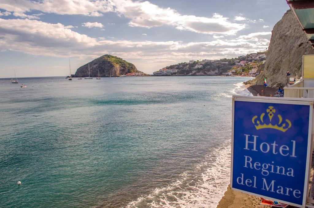 un cartello per un hotel reina del mar su una spiaggia di Hotel Regina del Mare a Ischia