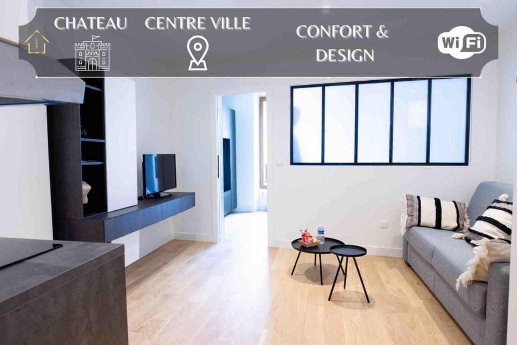 - un salon avec un canapé et une table dans l'établissement Appart'Hôtel Prada Chic & Quality, à Fontainebleau
