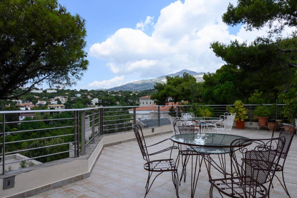 un patio con tavolo e sedie sul balcone. di Ideal Forest room ad Atene