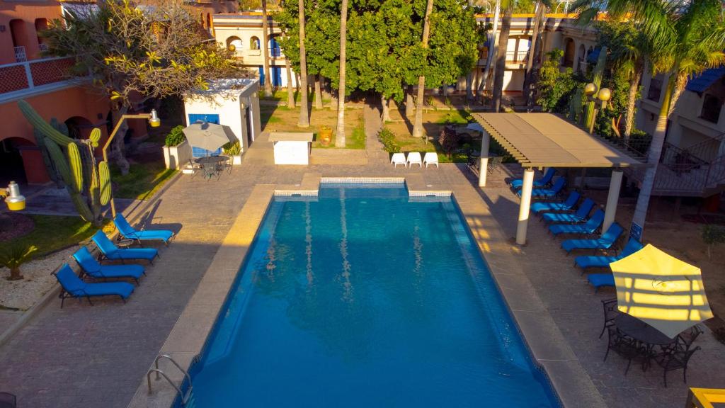 Gamma Guaymas Armida Hotel في غوايماس: اطلالة علوية على مسبح مع كراسي وطاولات