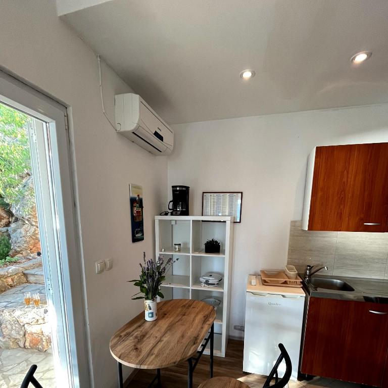 Kuchyňa alebo kuchynka v ubytovaní Apartmani Lisak Ugrina