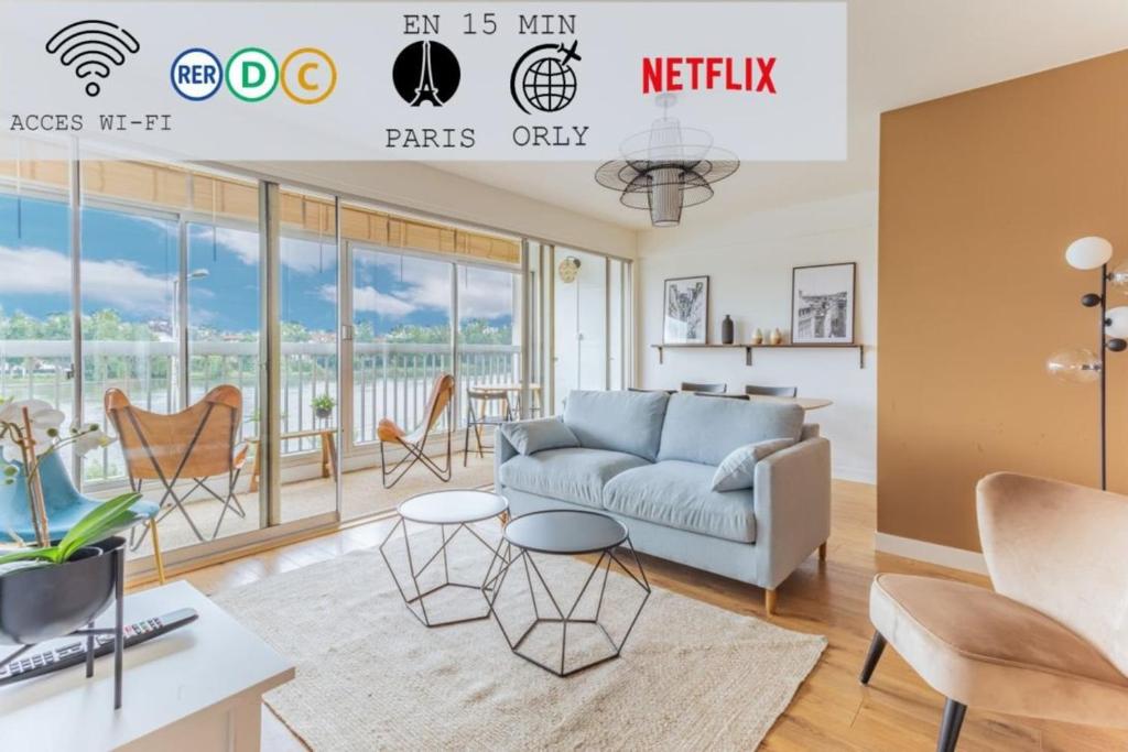 sala de estar con sofá y mesa en Appart'Hôtel Luminous Vue Seine- Paris 15min en Juvisy-sur-Orge