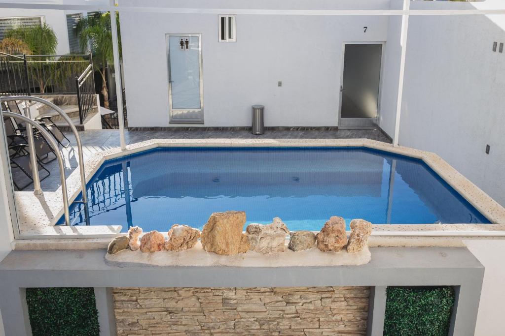 Bazén v ubytování Hotel Nuevo Bernal nebo v jeho okolí