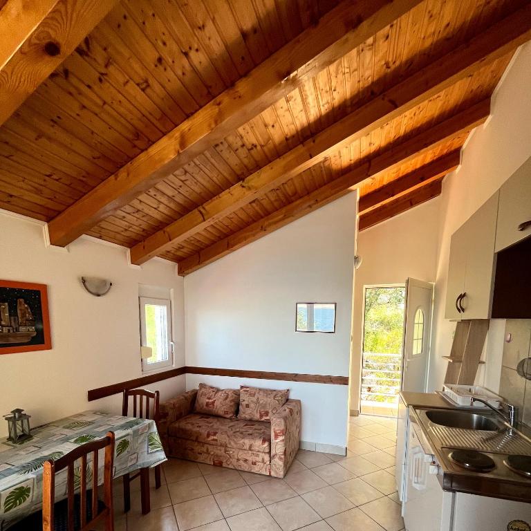 Kuchyňa alebo kuchynka v ubytovaní Apartmani Lisak Ugrina