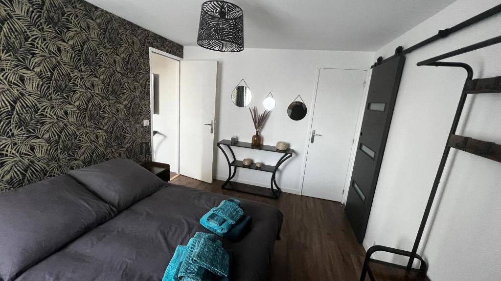 ein Wohnzimmer mit einem Sofa in einem Zimmer in der Unterkunft Logement avec terrasse,4 pers, parking in Concarneau