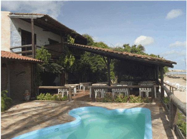 - une piscine en face d'une maison dans l'établissement Pousada Vira Sol, à Trairi
