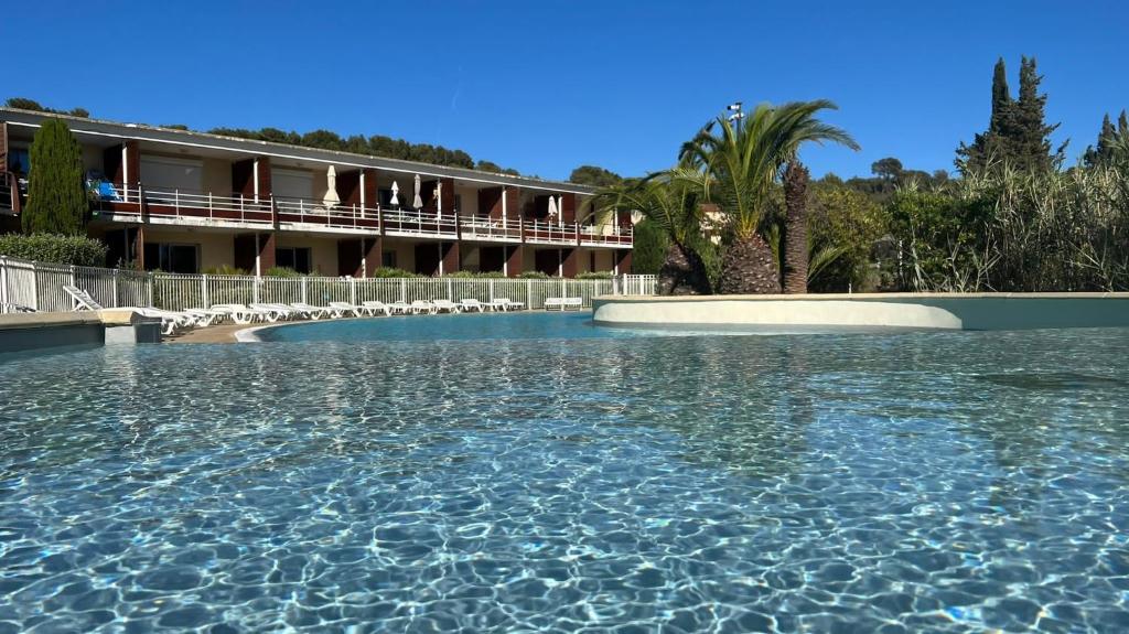 Swimmingpoolen hos eller tæt på Les terrasses du Liouquet T2, piscine , parking , mer à 150 m