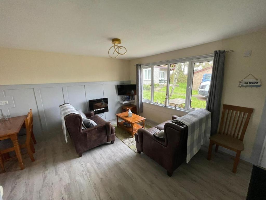 Sala de estar con 2 sofás y mesa en 81 Hengar Manor en Bodmin