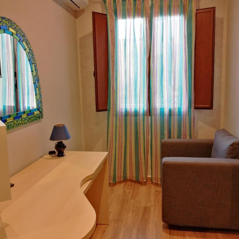 Uma área de estar em Ivana home
