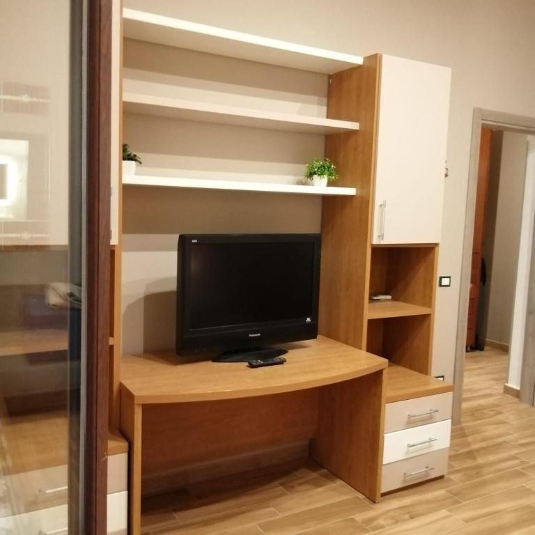 Uma televisão e/ou sistema de entretenimento em Ivana home