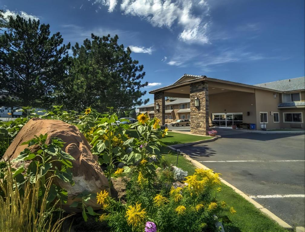 vista sul lato anteriore di un hotel con fiori di Moab Valley Inn a Moab