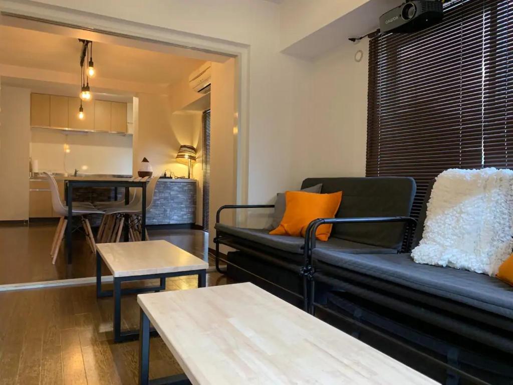 横浜市にあるSU House Yokohama 305 - Vacation STAY 13162のソファとテーブルのあるリビングルーム