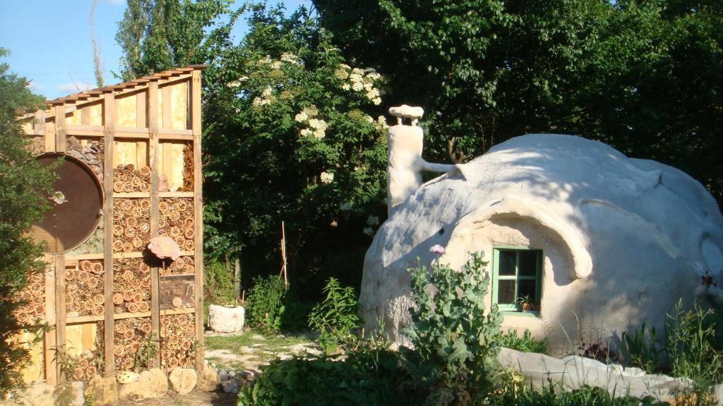 um forno exterior num jardim ao lado de uma cerca em Kerterre des Gallerands em Bessais-le-Fromental