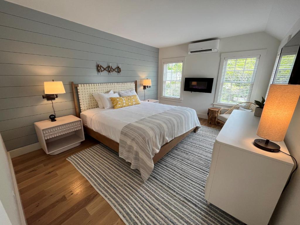 um quarto com uma cama grande e 2 janelas em The Franklin Hotel Martha's Vineyard em Edgartown
