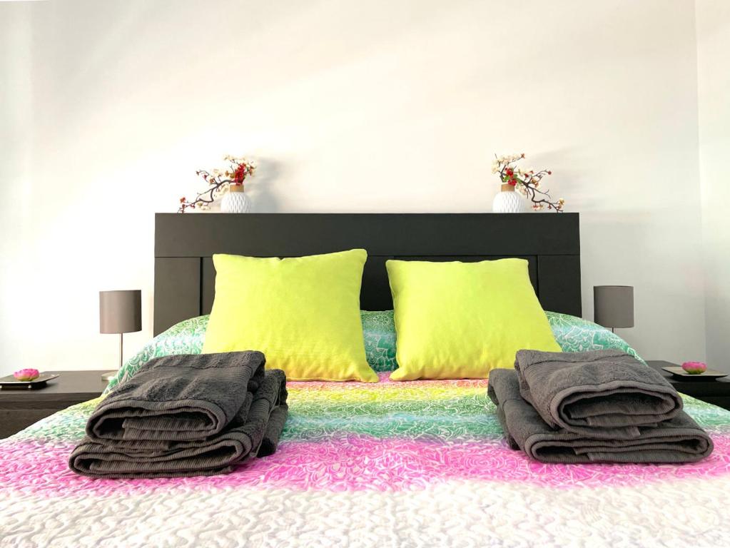 ein Schlafzimmer mit einem Bett mit Handtüchern darauf in der Unterkunft Apartamento Vialia in Málaga