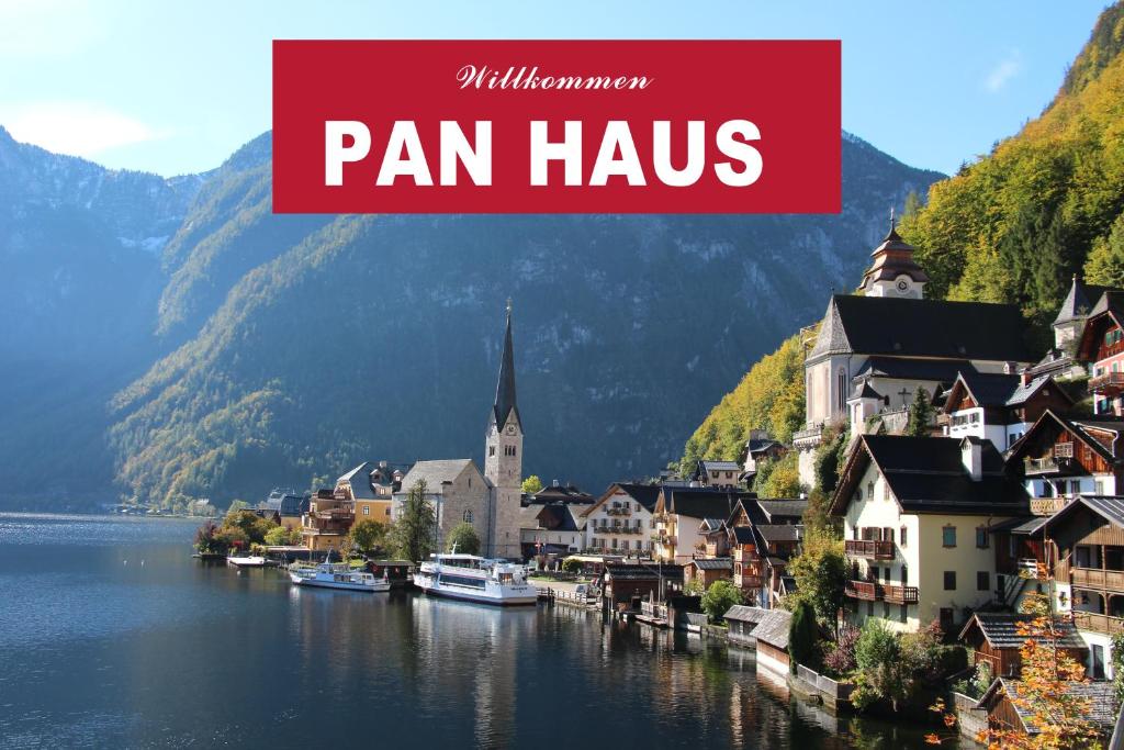 une image d'une ville sur un lac avec des montagnes en arrière-plan dans l'établissement Pan Haus Bad Goisern, à Bad Goisern