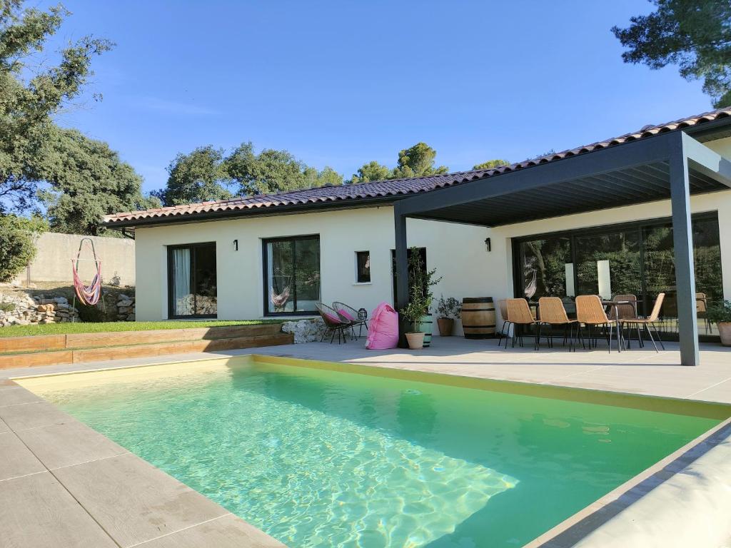 une piscine devant une maison dans l'établissement Villa Echappé à 15 min de la mer, à Cournonsec