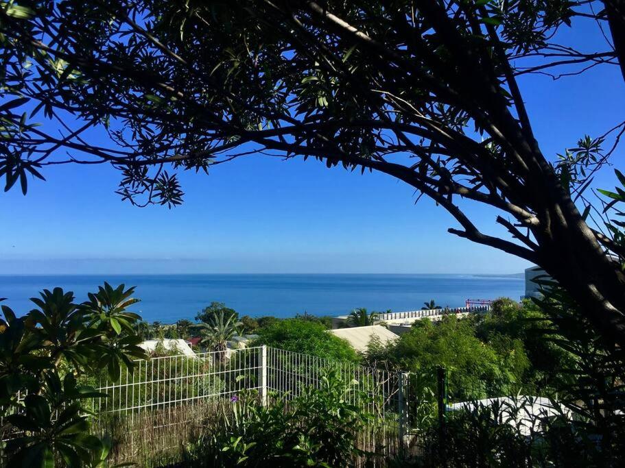 - une vue sur l'océan depuis un arbre dans l'établissement Villa calme et confortable avec vue océan, à Saint-Leu