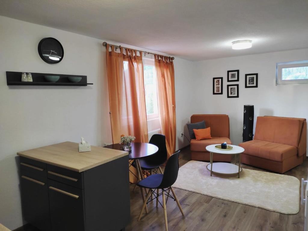 - un salon avec un canapé, une table et des chaises dans l'établissement Dream Home Studio Apartments, à Tuzla