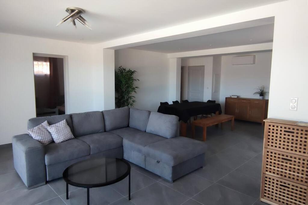 Posezení v ubytování F4 à Porticcio avec piscine et vue sur mer