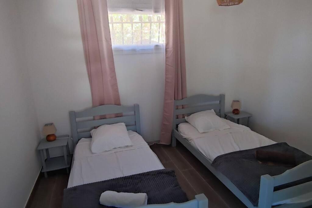 Postel nebo postele na pokoji v ubytování F4 à Porticcio avec piscine et vue sur mer
