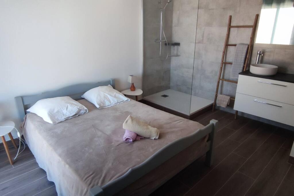 Postel nebo postele na pokoji v ubytování F4 à Porticcio avec piscine et vue sur mer