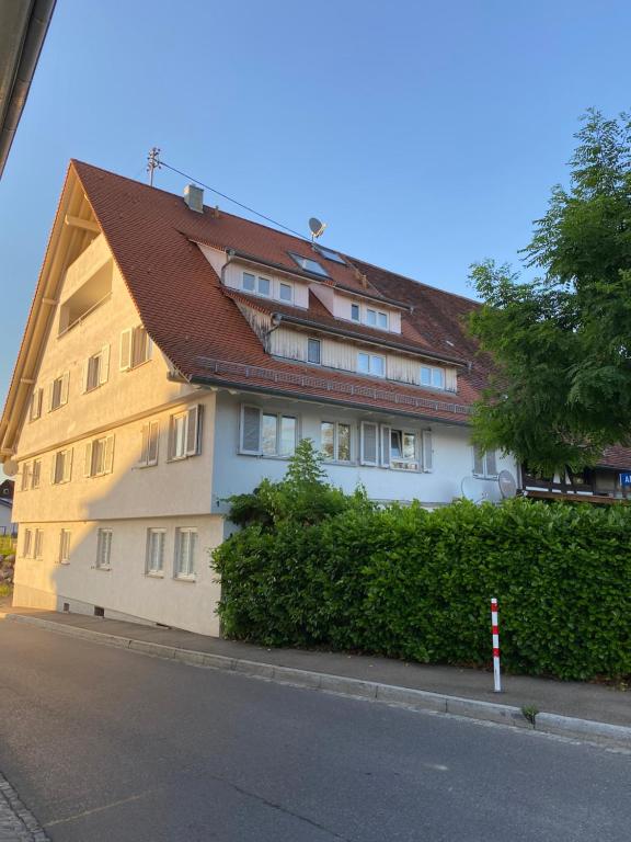 een gebouw met een rood dak aan de straatkant bij Lila in Ittendorf