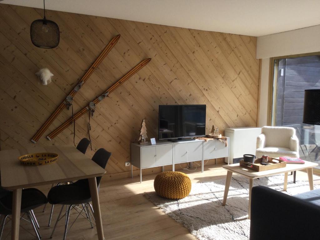 TV i/ili multimedijalni sistem u objektu Appartement centre Barcelonnette
