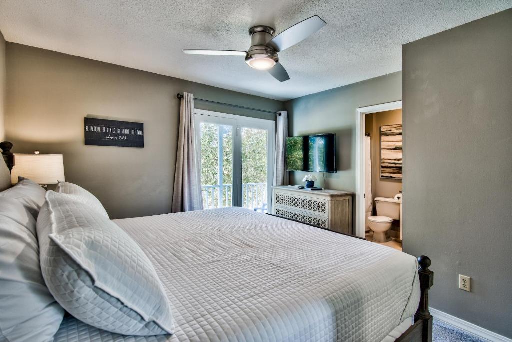 Cama ou camas em um quarto em In the heart of Destin! Walk to Beach-Local Attractions!