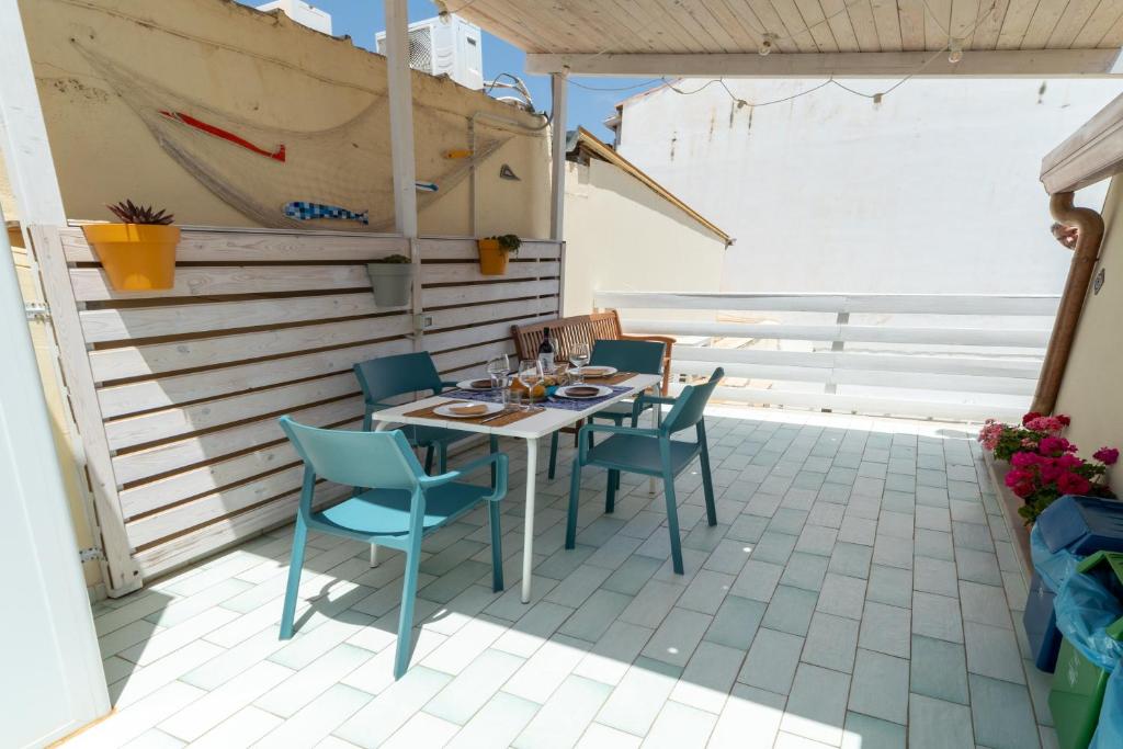 un tavolo e sedie seduti su un patio di Saltwater con parcheggio privato a Marina di Ragusa