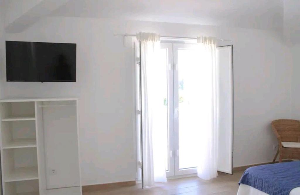 Телевизор и/или развлекательный центр в Sudoeste Guest House