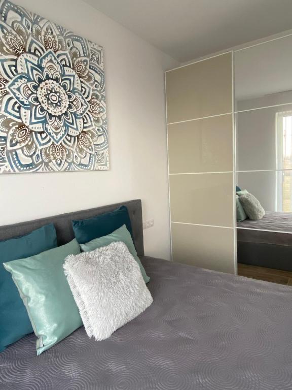 sypialnia z łóżkiem i dużym lustrem w obiekcie ROYAL AQUAMARINE - lakeside luxury flat at Balaton w mieście Keszthely