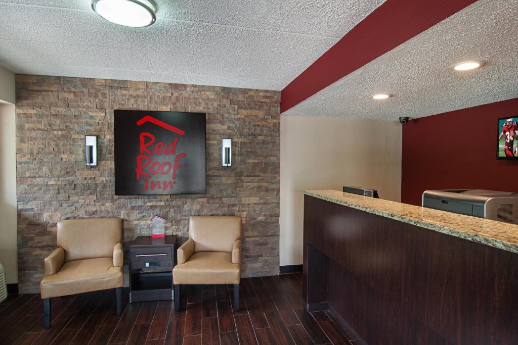 a waiting room with two chairs and a bar at Red Roof Inn Springfield, IL in Springfield
