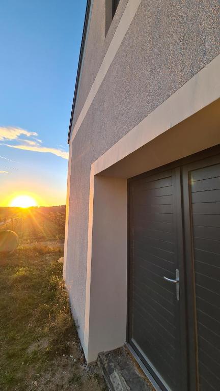 Východ nebo západ slunce při pohledu z apartmánu nebo okolí