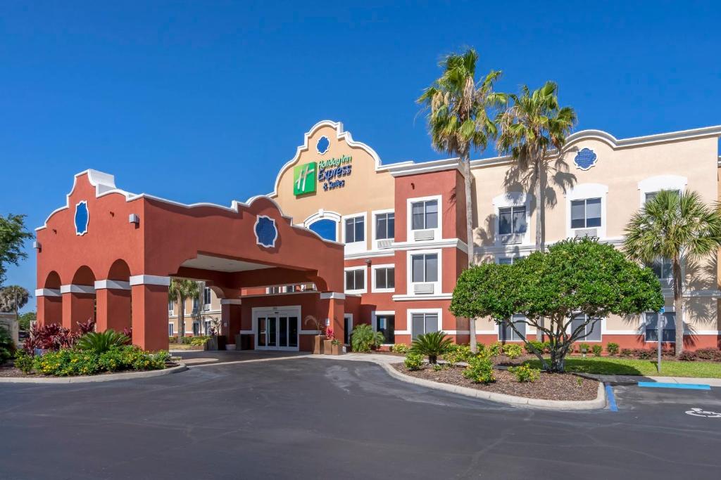 Holiday Inn Express Hotel & Suites - The Villages, an IHG Hotel في ذا فيلاجيز: تقديم فندق بمبنى