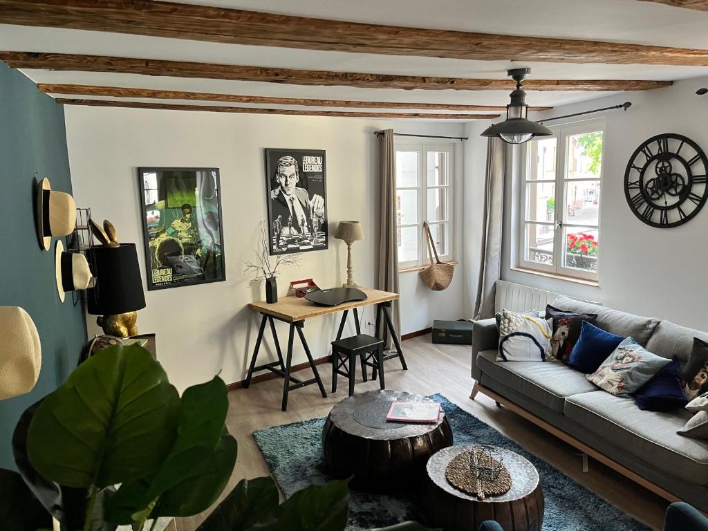 een woonkamer met een bank en een tafel bij Le Schdorky in Colmar