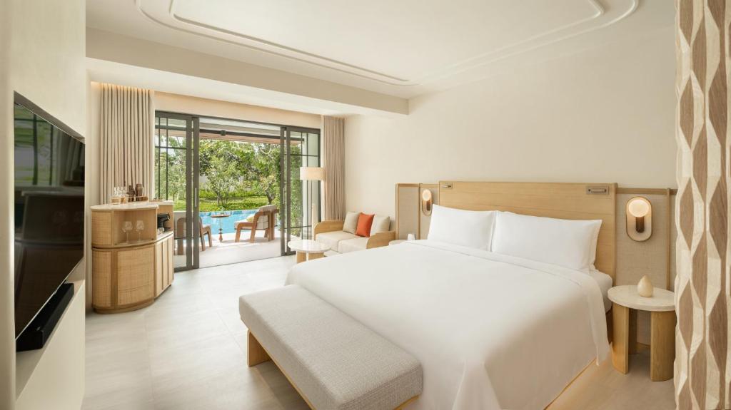 Postel nebo postele na pokoji v ubytování Centara Reserve Samui