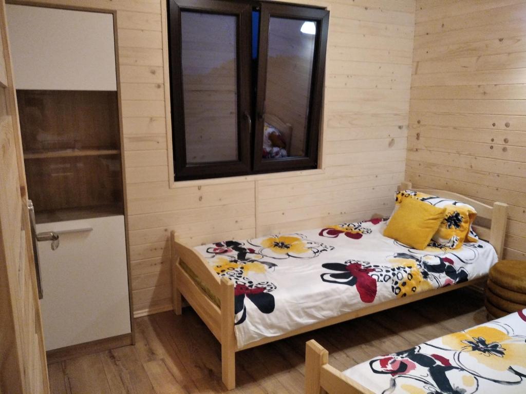Posteľ alebo postele v izbe v ubytovaní Domki i apartamenty nad jeziorem solińskim z basenem I widokiem na góry