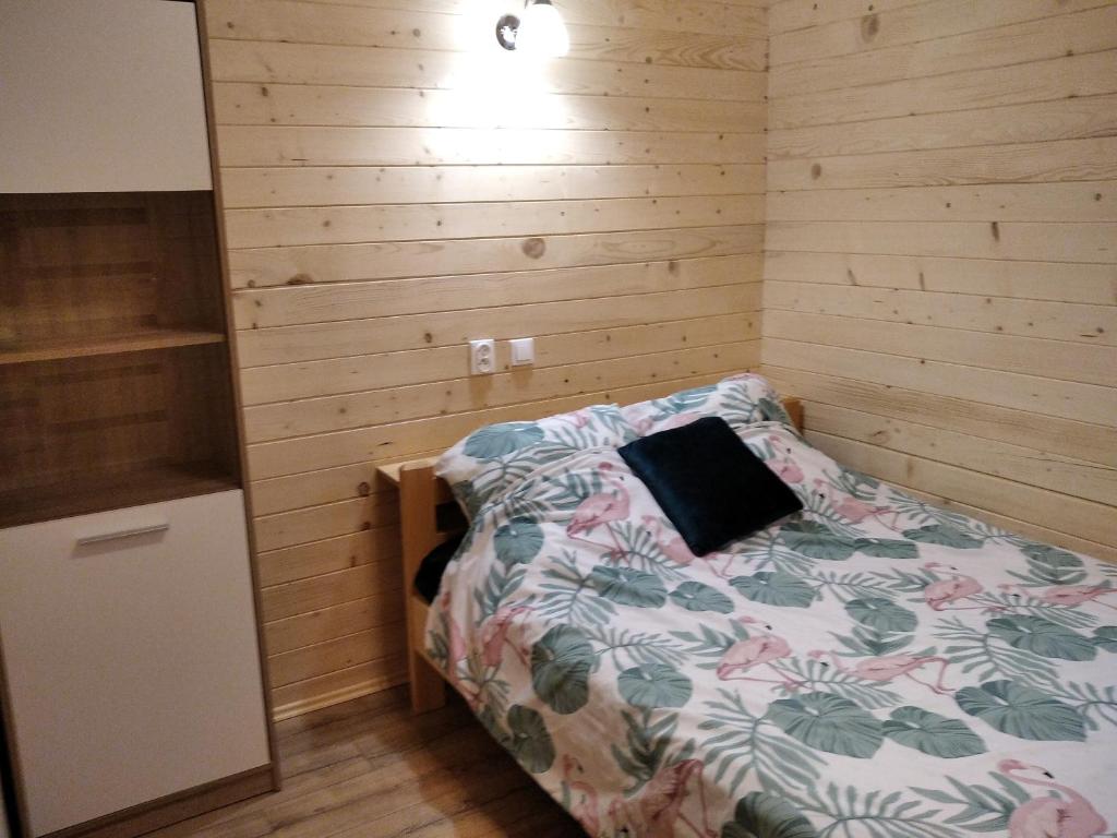 Posteľ alebo postele v izbe v ubytovaní Domki i apartamenty nad jeziorem solińskim z basenem I widokiem na góry