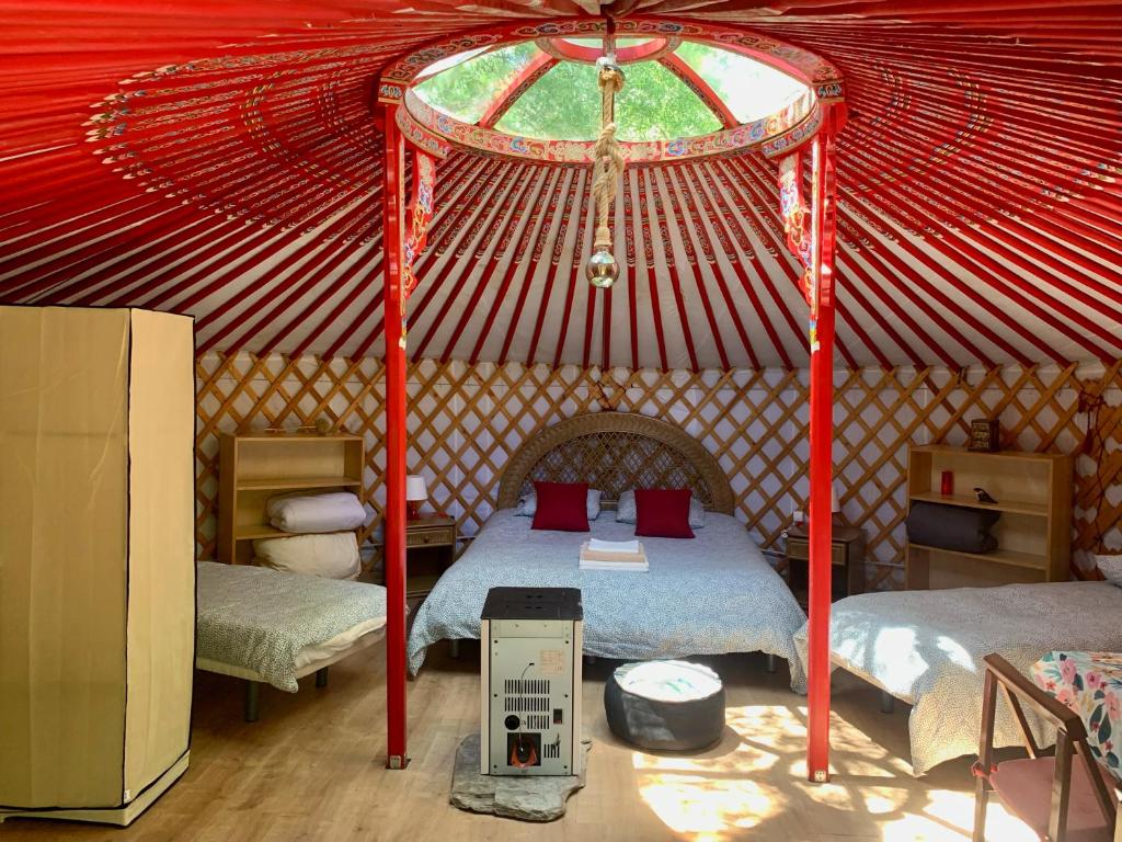 A bed or beds in a room at La Yurta de Gaia
