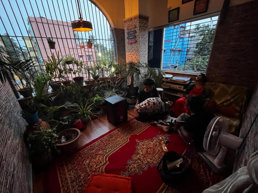 Posezení v ubytování Satrangi Homestay Kolkata