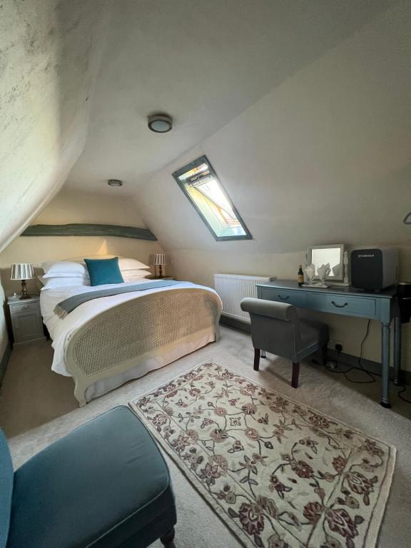 a bedroom with a bed and a desk in a room at The Tea House in Rye
